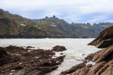 Deniz manzarası ve okyanus kenarındaki büyük renkli uçurumlar. Rocky sahili.