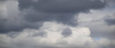 Fırtına öncesi karanlık yağmur bulutlarının arka planı. Bulut pankartı.