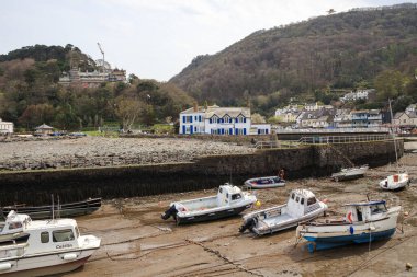 Balıkçı tekneleri sular çekildiğinde karada susuz kalırlar. Lynmouth, Devon, İngiltere - 17 Nisan 2022.