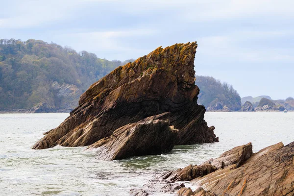Okyanus kıyısındaki büyük renkli uçurumların manzarası. Rocky sahili.
