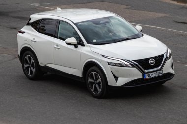 Beyaz araba yolda ilerliyor. Nissan Qashqai. Riga, Letonya - 28 Nisan 2022.
