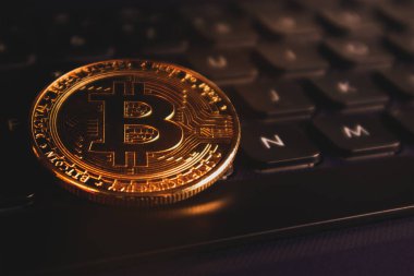 Bilgisayar klavyesine yakın plan Bitcoin parası. Şifreli para birimi ticareti İnternet, para birimi piyasası.