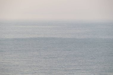 Sisteki okyanus manzarası, suyun üzerindeki sis, görüş mesafesi zayıf..