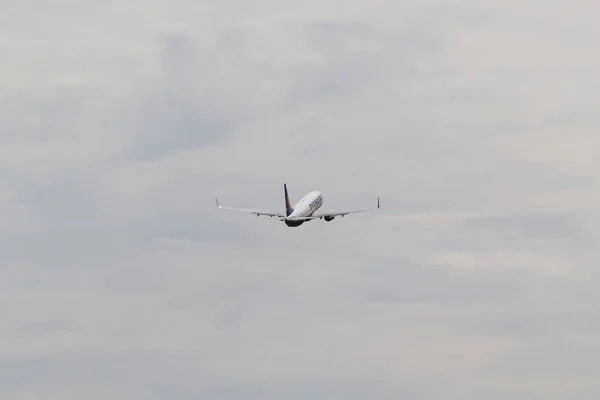 Ryanair Boeing 737 8As Avión Cielo Avión Pasajeros Volador Aeropuerto — Foto de Stock