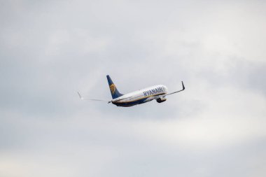 Ryanair Boeing 737-8AS uçağı gökyüzünde. Uçan yolcu uçağı. Riga Uluslararası Havaalanı, Marupe, Letonya - 08 Haziran 2022.