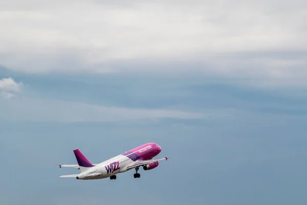 Airplane Takes Runway Wizzair Airline Plane Airbus A320 232 Riga — Fotografia de Stock