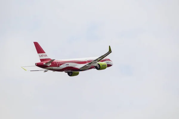 Passenger Plane Sky Airbaltic Airline Airbus A220 300 Colors Latvian — Stock Photo, Image