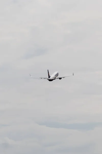 Ryanair Boeing 737 8As Самолет Небе Летит Пассажирский Самолет Рижский — стоковое фото