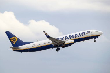 Ryanair Boeing 737-8AS Riga Uluslararası Havaalanı 'ndan havalanıyor. Riga Uluslararası Havaalanı, Marupe, Letonya - 08 Haziran 2022.