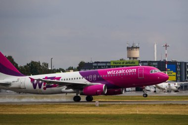 Bir Wizzair uçağı pistten kalkıyor. Uçak havaalanından kalkıyor. Riga Uluslararası Havaalanı, Marupe, Letonya - 08 Haziran 2022.