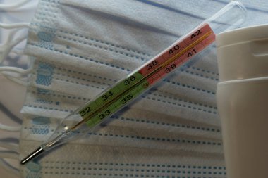 Merkür cam tıbbi termometresi yüksek vücut ısısı gösteriyor.