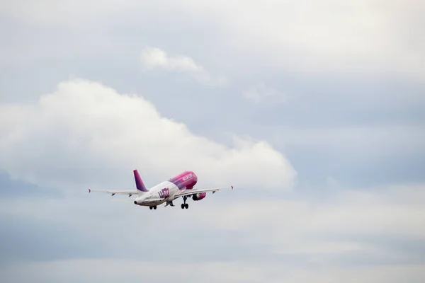 Airplane Takes Runway Wizzair Airline Plane Airbus A320 232 Riga — Fotografia de Stock