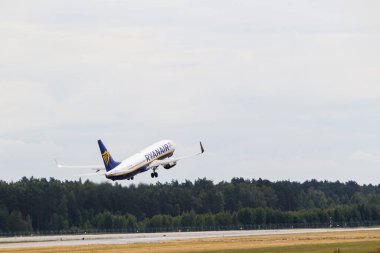 Ryanair Boeing 737-8AS Riga Uluslararası Havaalanı 'ndaki pistten kalkıyor. Riga Uluslararası Havaalanı, Marupe, Letonya - 08 Haziran 2022.