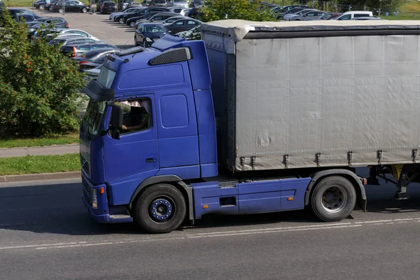 Blue Truck Semi Trailer Driving Street Volvo Riga Latvia Aug — Stockfoto