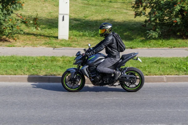 Gray Kawasaki Motorcycle Driving Street Riga Latvia Aug 2022 — Zdjęcie stockowe