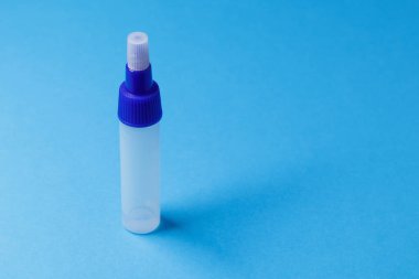 Test tüpü, mavi arkaplanda metin için boş alanı olan bir kap, kopyalama alanı. Virüs tespiti, transfer analizi, uyuşturucu testi, sağlık muayenesi kavramı.