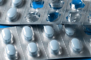 İlaç paketinde mavi haplar. İlaçlar, paketteki haplar yakın plan..