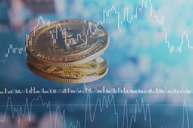 Bulanık mavi arkaplan ve piyasa grafiği üzerinde Bitcoin madeni para, bitcoin değeri kaybı. Düşen tablo, bitcoin fiyat düşüşü, piyasa düzeltmesi, düşüş veya geri çekilme.