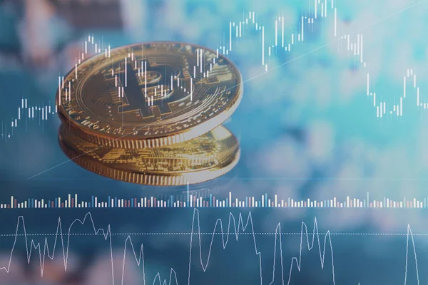 Bulanık mavi arkaplan ve piyasa grafiği üzerinde Bitcoin madeni para, bitcoin değeri kaybı. Düşen tablo, bitcoin fiyat düşüşü, piyasa düzeltmesi, düşüş veya geri çekilme.
