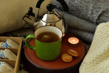 Çay, çaydanlık, kurabiye, mum.