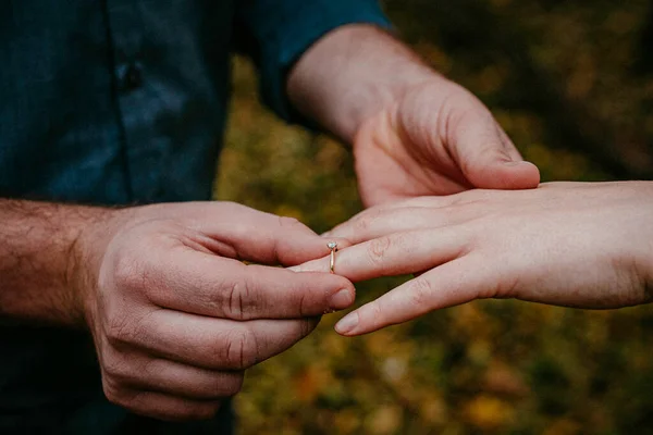 Händerna Bruden Och Brudgummen — Stockfoto