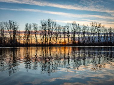 Gölün üzerinde güzel bir gün batımı