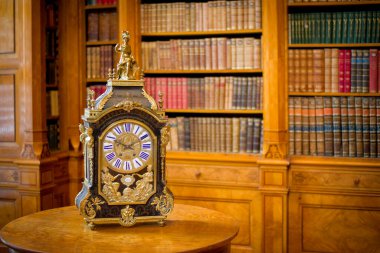 Kütüphanedeki eski kitaplar.