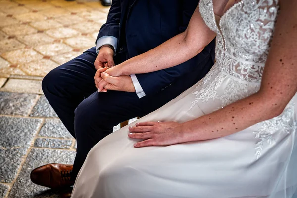Mempelai Wanita Dan Pria Bergandengan Tangan Pada Hari Pernikahannya — Stok Foto
