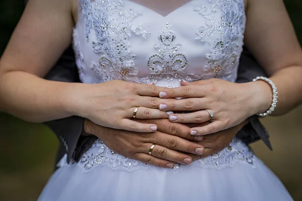 Braut Und Bräutigam Ihrem Hochzeitstag Der Hand — Stockfoto