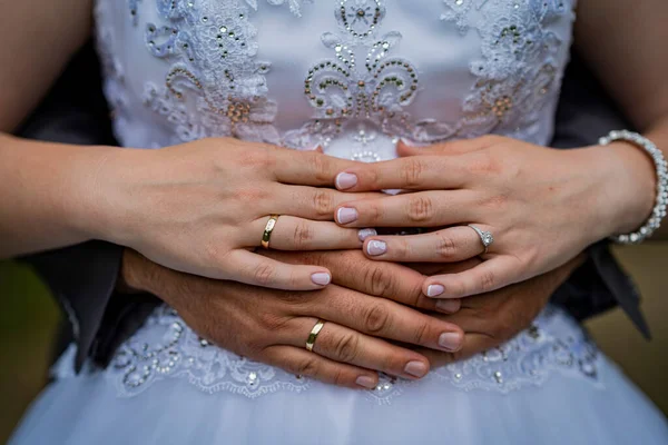 Braut Und Bräutigam Halten Händchen — Stockfoto