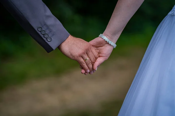 Наречений Наречений Тримають Руки День Весілля — стокове фото