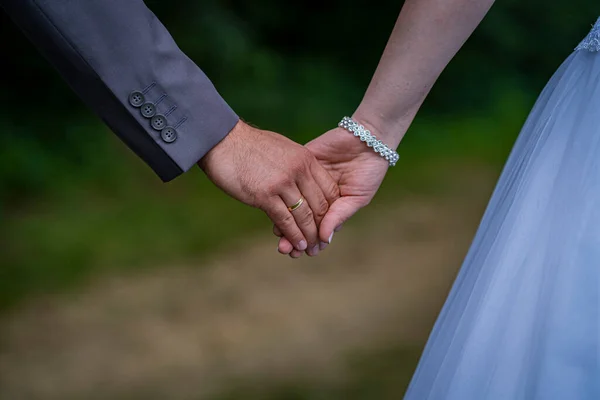 Noiva Noivo Mãos Dadas Dia Seu Casamento — Fotografia de Stock