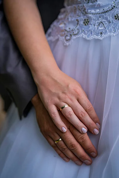 Braut Und Bräutigam Ihrem Hochzeitstag Der Hand — Stockfoto
