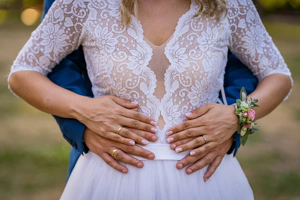 Braut Und Bräutigam Halten Händchen Auf Ihrem Bauch — Stockfoto