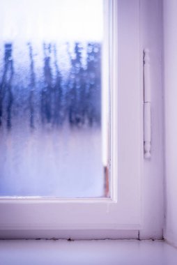 Kar ve buz saçakları olan pencere