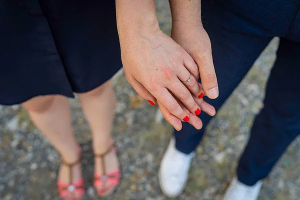 Ein Paar Junge Frauen Mit Weißen Schuhen Auf Der Straße — Stockfoto