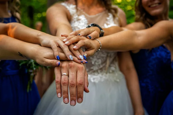 Anéis Casamento Mãos Noiva Noivo — Fotografia de Stock