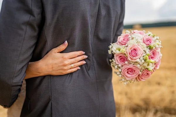 Hochzeitspaar Hält Händchen Und Blickt Die Kamera — Stockfoto