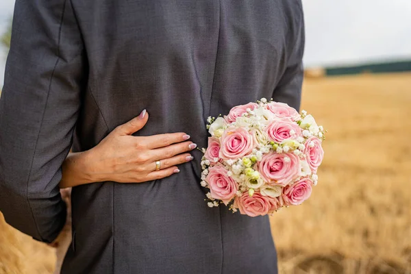 Braut Und Bräutigam Halten Händchen Brautstrauß — Stockfoto