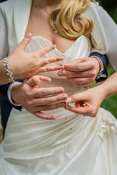 Nevěsta Ženich Drží Ruce Snubních Prstenech — Stock fotografie