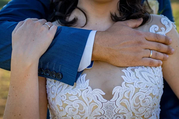 Hochzeitspaar Mit Einem Strauß Weißer Und Blauer Hände — Stockfoto