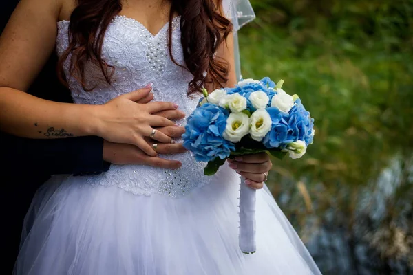 Die Braut Ist Die Hand Des Bräutigams — Stockfoto
