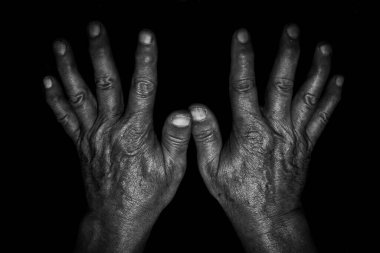Siyah bir geçmişi olan bir adamın elleri.