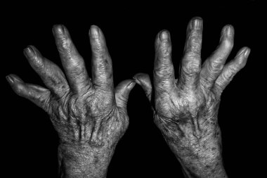 Siyah arka planda siyah boyalı eski kirli el.