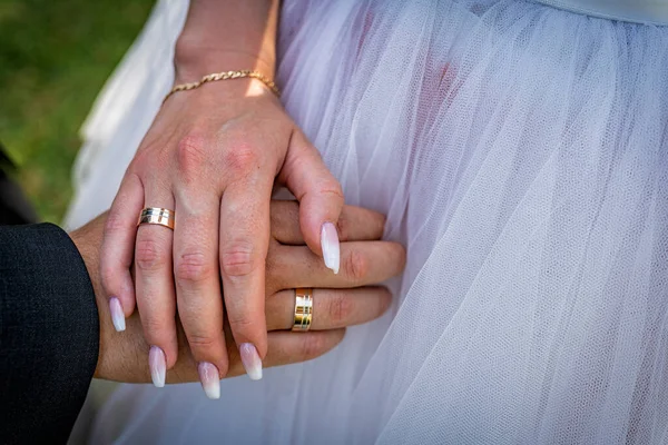 Braut Und Bräutigam Hand — Stockfoto