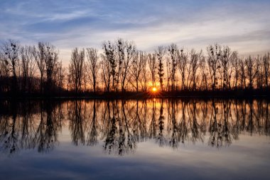 Göl kenarında güzel bir gün batımı ve sabahları yansımaları.