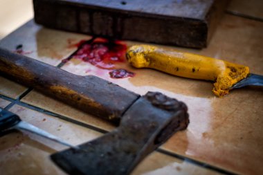 Tahta kutuda bir marangoz, kesme tahtasında bir bıçak. yakın plan.