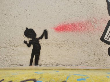 Duvarda çizikler ve boya lekeleri olan duvar yazıları.