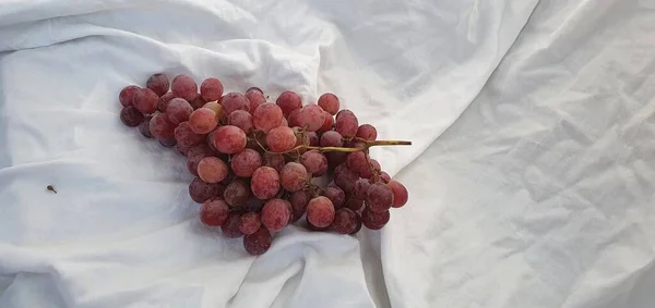 Верхний Вид Красного Белого Винограда Корзине Сером Фоне — стоковое фото