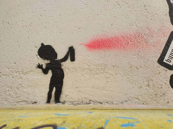 Duvarda çizikler ve boya lekeleri olan duvar yazıları.